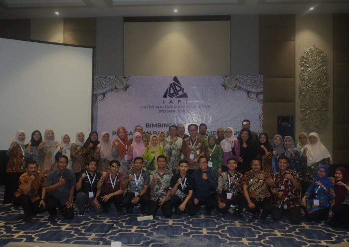 foto bersama Narasumber Bintek Bp. Samsul Ramli, S. Sos., M. A. P., C.SCM., C. M. C., CPSp., CCMS