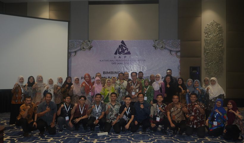 foto bersama Narasumber Bintek Bp. Samsul Ramli, S. Sos., M. A. P., C.SCM., C. M. C., CPSp., CCMS
